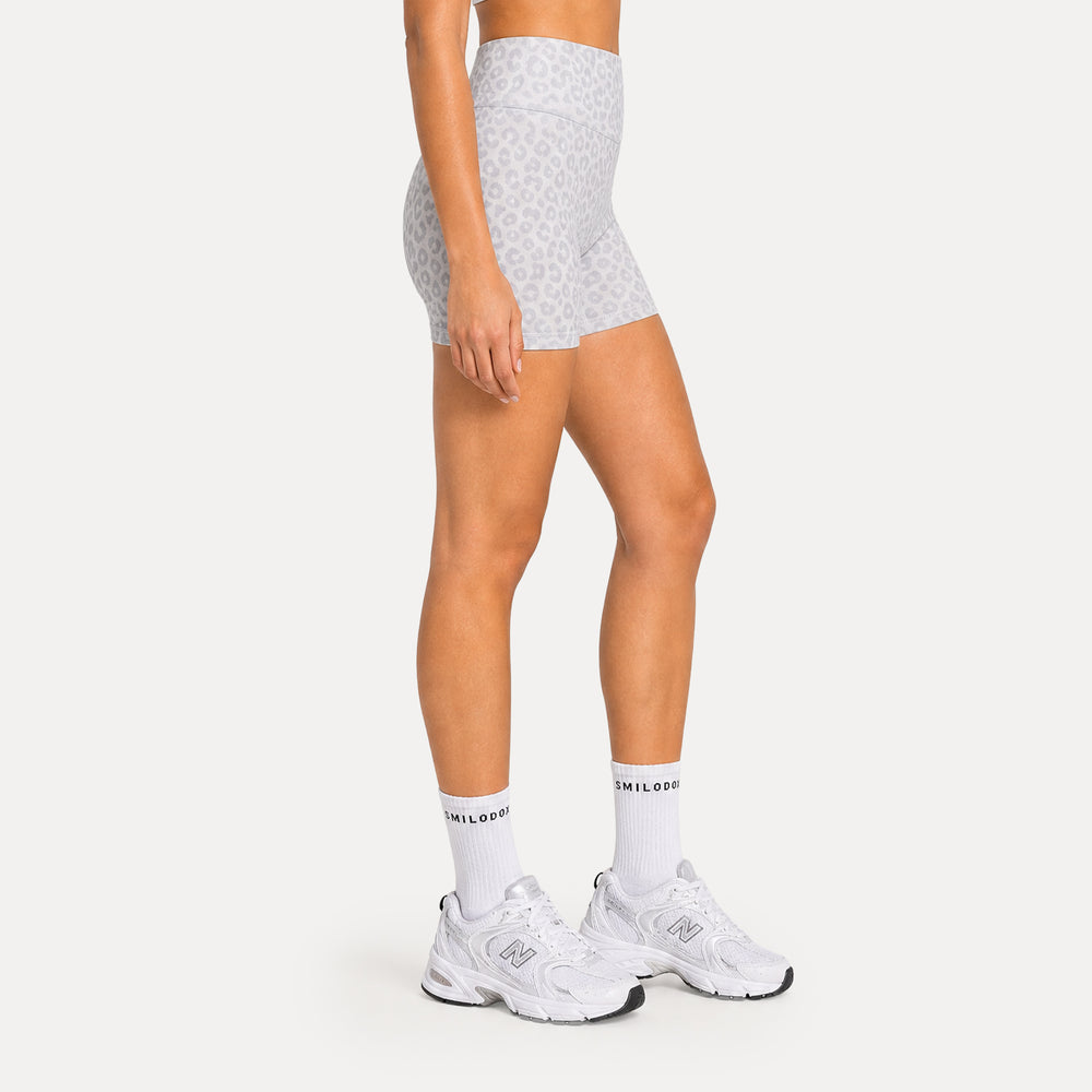 LEO Shorts Velvara